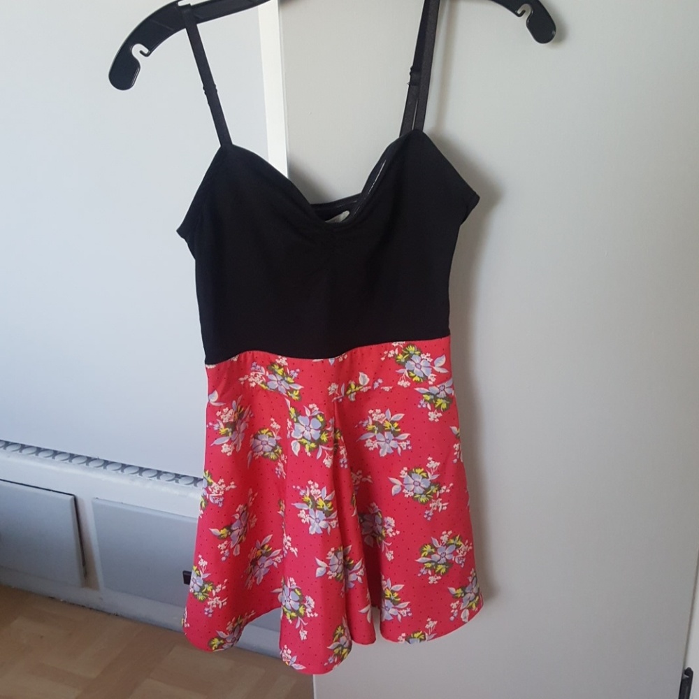 Love, Fire Floral Romper sz xsmall